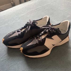 Size 9 - Women’s New Balance 327 - 2021